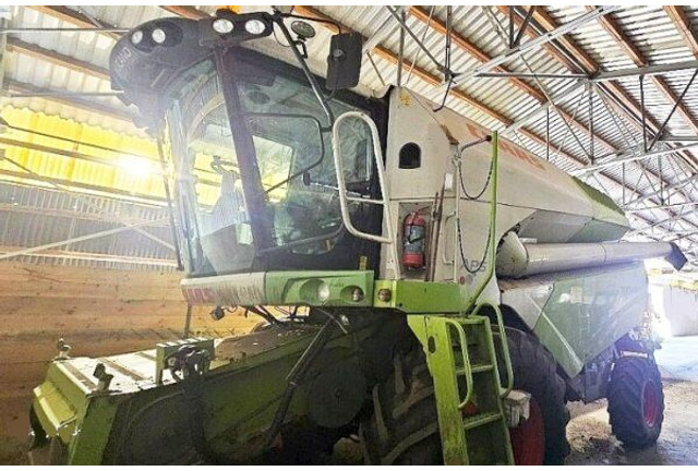Claas Tucano 450 (839) +V 750 - Combine harvester: picture 1 Claas Tucano 450 (839) +V 750 - Combine harvester: picture 1