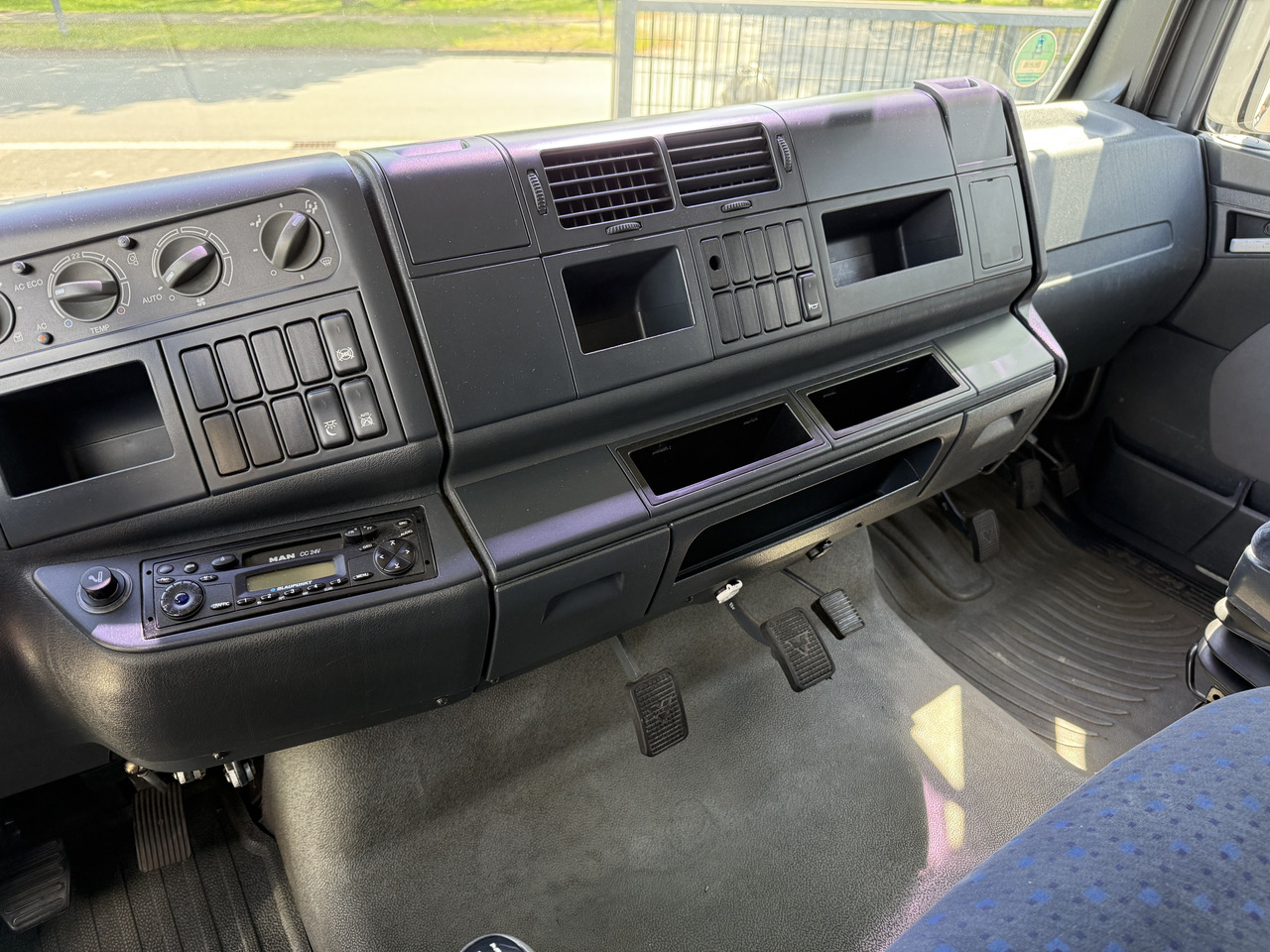 MAN TGA 18.350 4X2 LL Fahrschule - Container transporter/ Swap body truck: picture 3 MAN TGA 18.350 4X2 LL Fahrschule - Container transporter/ Swap body truck: picture 3