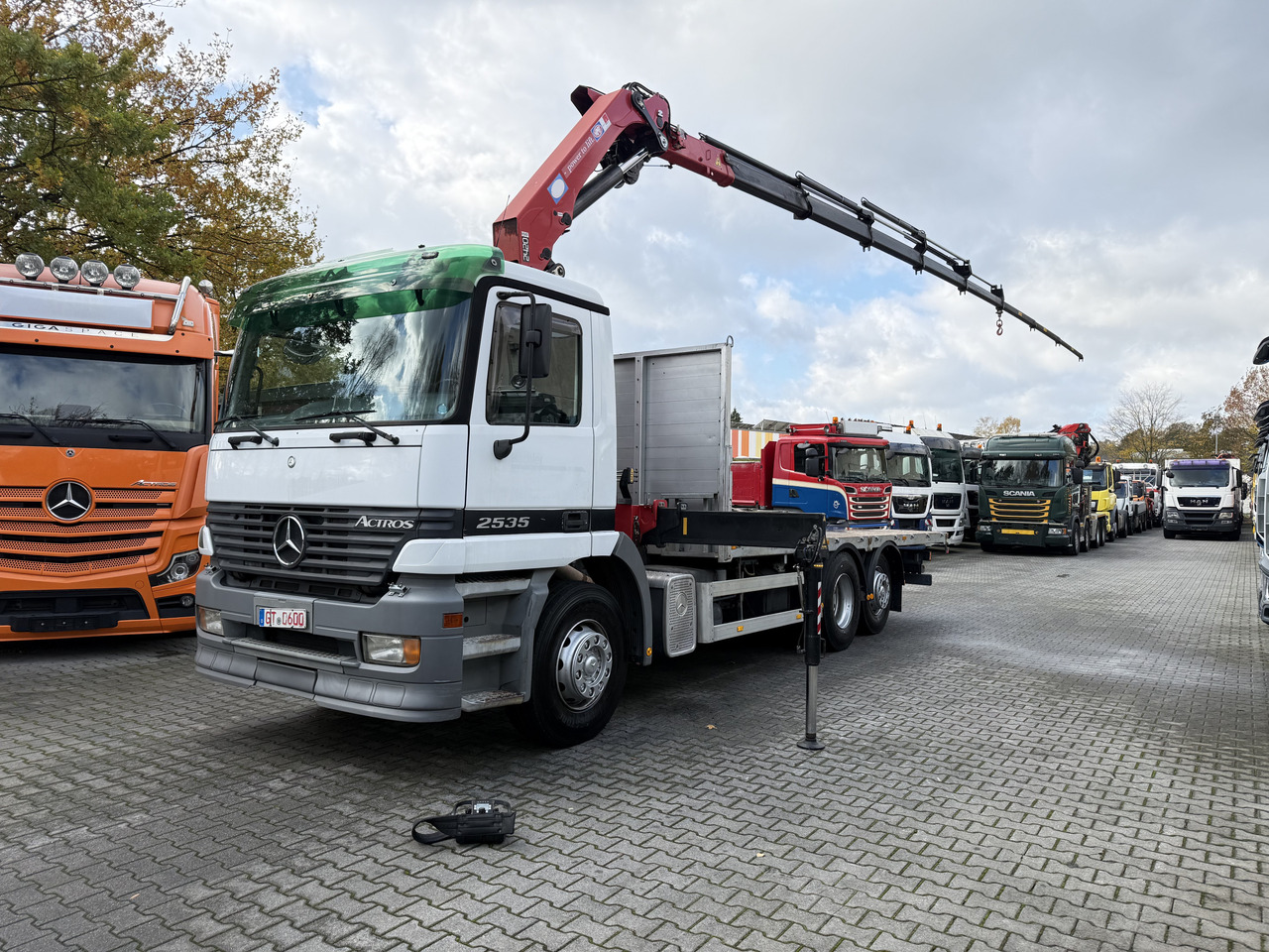 Mercedes-Benz Actros 2535 6X2 HMF 2420 bis 25 Meter - Crane truck, Dropside/ Flatbed truck: picture 1 Mercedes-Benz Actros 2535 6X2 HMF 2420 bis 25 Meter - Crane truck, Dropside/ Flatbed truck: picture 1