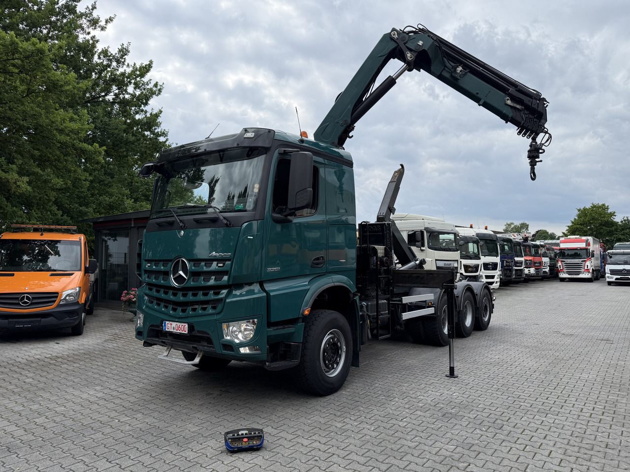 Mercedes-Benz Arocs 3251 8X4 Haken mit Kran HMF 2620 K5 - Hook lift truck, Crane truck: picture 1 Mercedes-Benz Arocs 3251 8X4 Haken mit Kran HMF 2620 K5 - Hook lift truck, Crane truck: picture 1