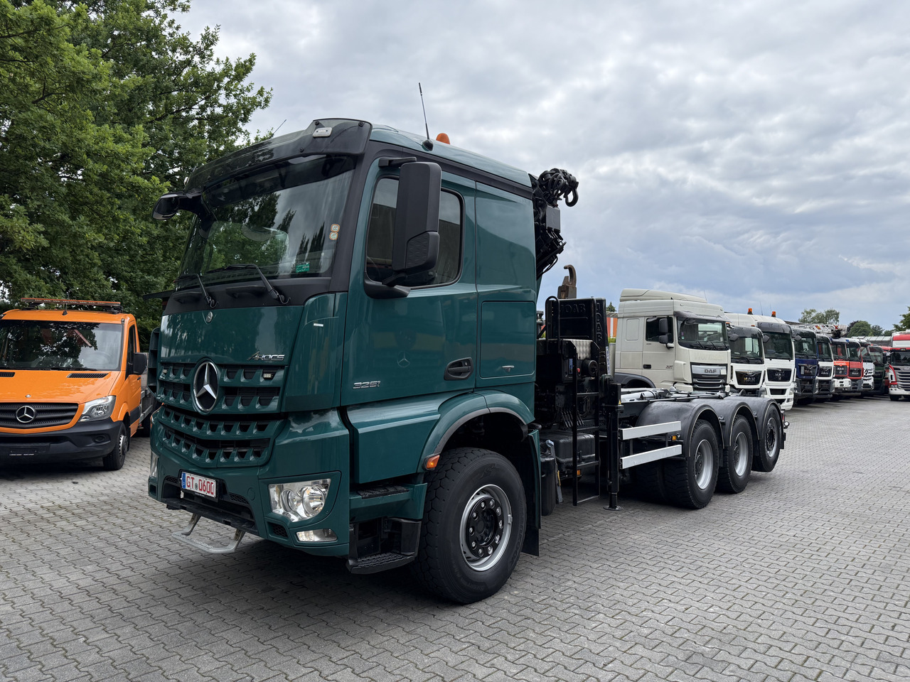 Mercedes-Benz Arocs 3251 8X4 Haken mit Kran HMF 2620 K5 - Hook lift truck, Crane truck: picture 1 Mercedes-Benz Arocs 3251 8X4 Haken mit Kran HMF 2620 K5 - Hook lift truck, Crane truck: picture 1