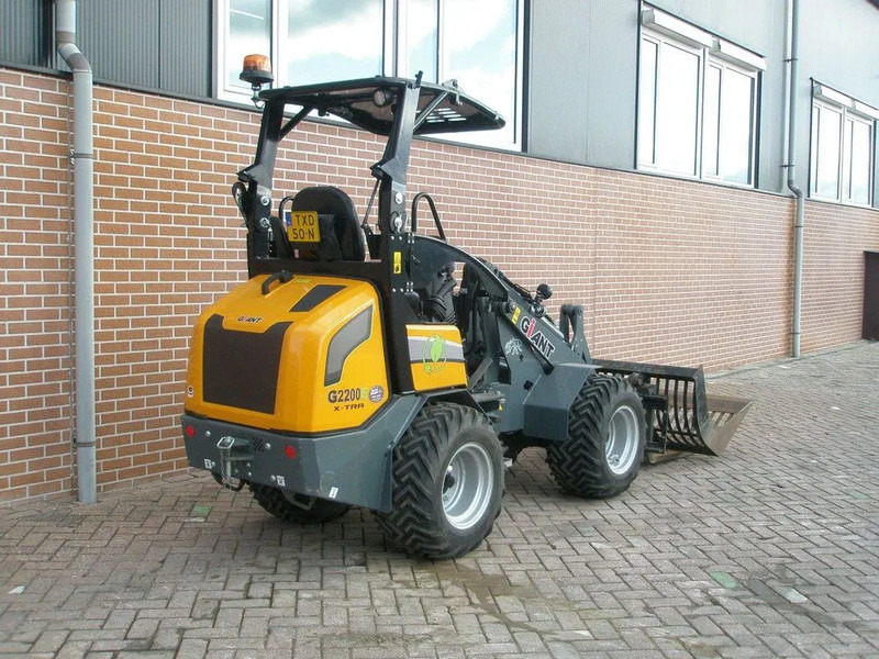 Giant G2200E - Compact track loader: picture 3 Giant G2200E - Compact track loader: picture 3