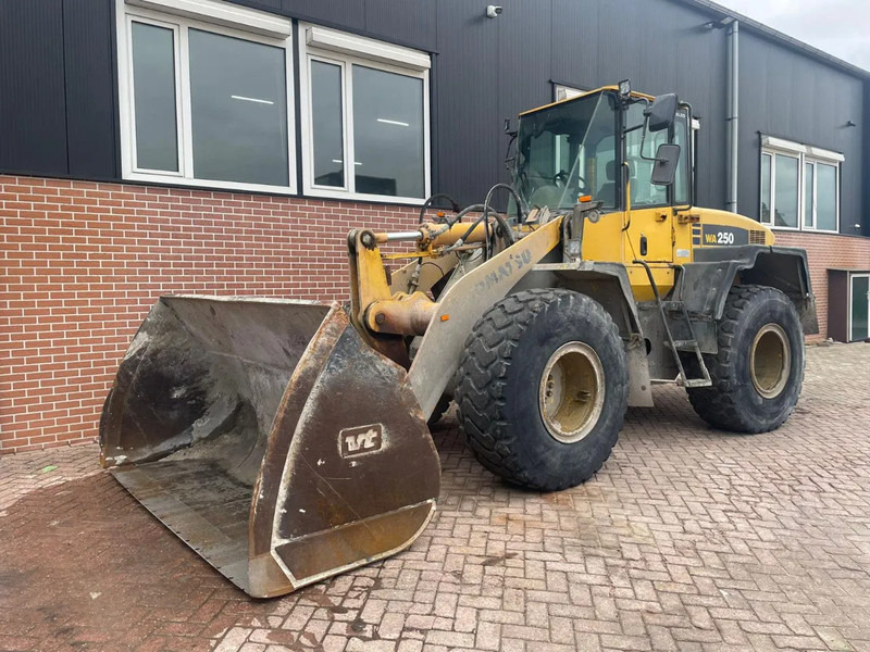 Komatsu WA250-5 - Wheel loader: picture 1 Komatsu WA250-5 - Wheel loader: picture 1