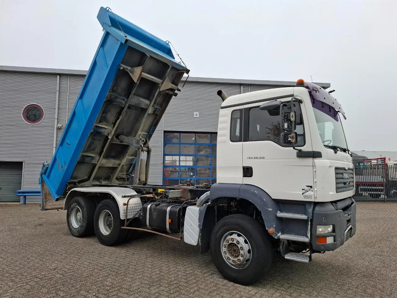MAN TGA 26.310 / 6X4 / 2XBIG AXLE / 2SIDE TIPPER / ONLY:545423 KM / TUV:06-05-2026 / FULL-STEEL / AIRCO / MANUAL / EURO-4 / 2005 - Tipper: picture 5 MAN TGA 26.310 / 6X4 / 2XBIG AXLE / 2SIDE TIPPER / ONLY:545423 KM / TUV:06-05-2026 / FULL-STEEL / AIRCO / MANUAL / EURO-4 / 2005 - Tipper: picture 5