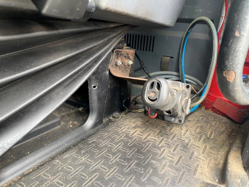 Tractor unit Scania R420 / RETARDER / HYDRAULICS / NO ADBLUE / MANUAL / EURO-3 / 2005: picture 11