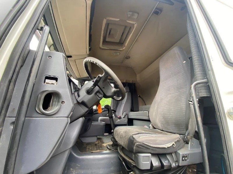 Interior photo 2: Tractor unit Scania R420 / RETARDER / HYDRAULICS / NO ADBLUE / MANUAL / EURO-3 / 2005