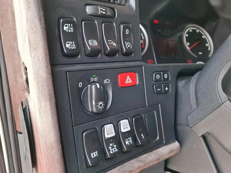 Tractor unit Scania R560 V8 / BOOGIE / HYDRAULICS / FULL-AIR / AUTOMATIC / EURO-5 / 2012: picture 19 Tractor unit Scania R560 V8 / BOOGIE / HYDRAULICS / FULL-AIR / AUTOMATIC / EURO-5 / 2012: picture 19