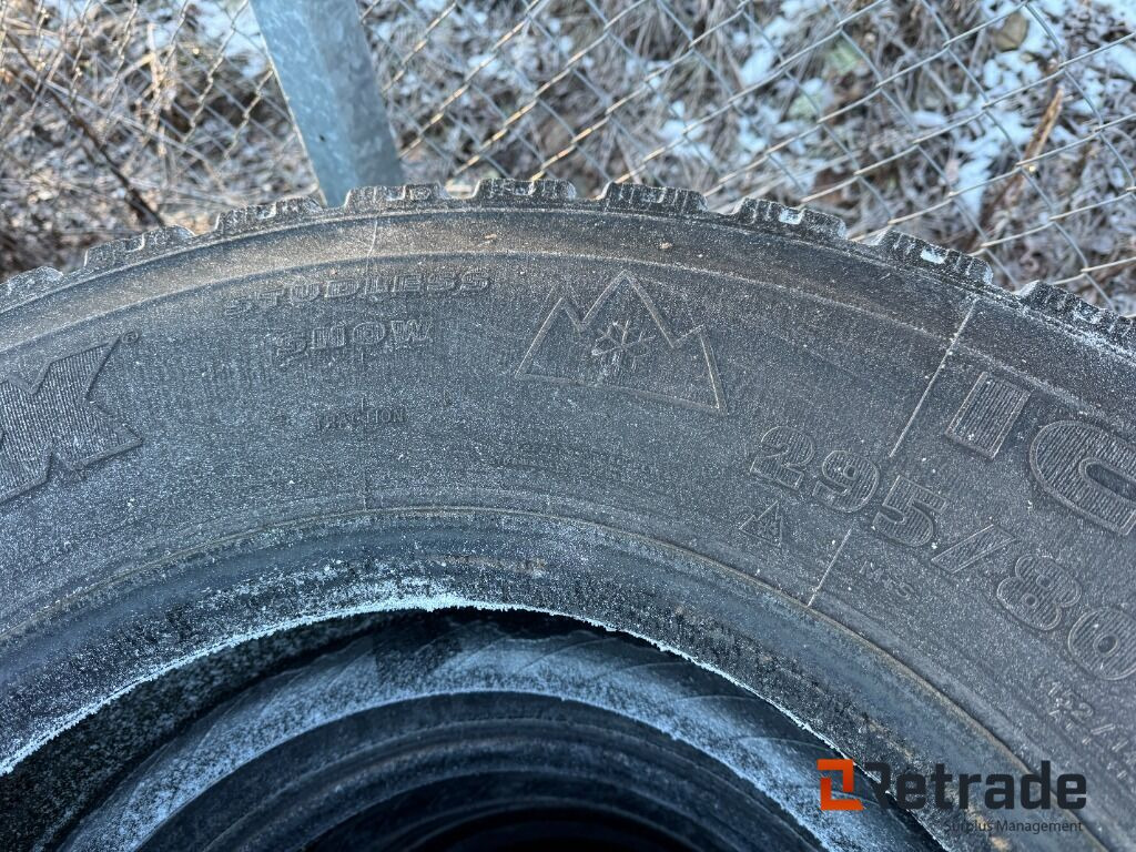 Wheel and tire package for Truck Parti med däck och fälg Volvo lastbil: picture 16