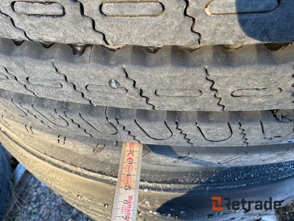 Wheel and tire package for Truck Parti med däck och fälg Volvo lastbil: picture 10