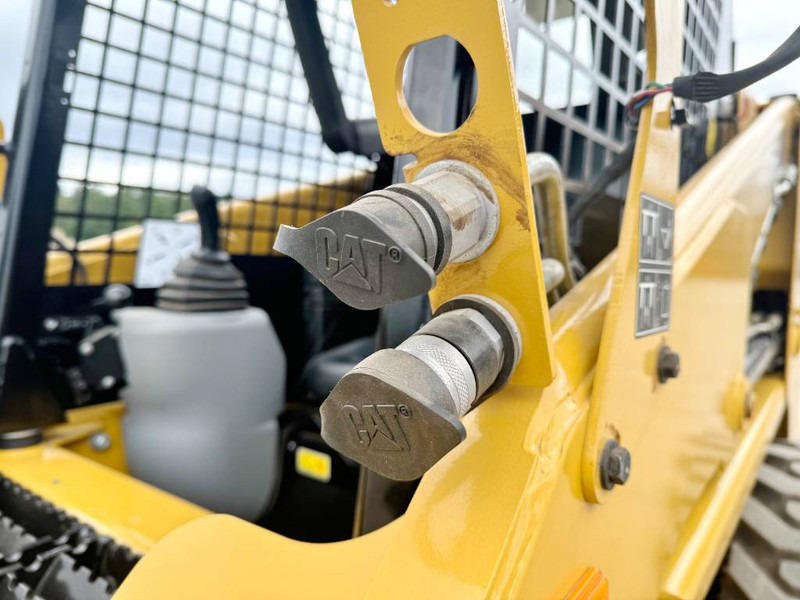 New Skid steer loader Cat 216B3 - New / Unused / Extra Hydraulic: picture 10
