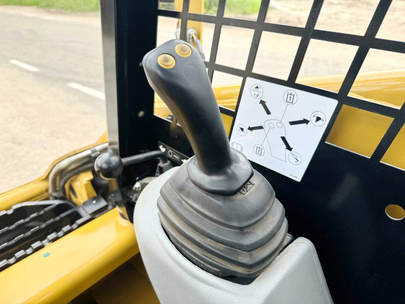 New Skid steer loader Cat 216B3 - New / Unused / Extra Hydraulic: picture 9