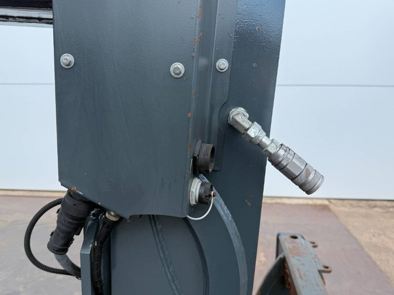 Telescopic handler MAGNI RTH5.30 - Remote Control / 4x4x4 / Airco: picture 16