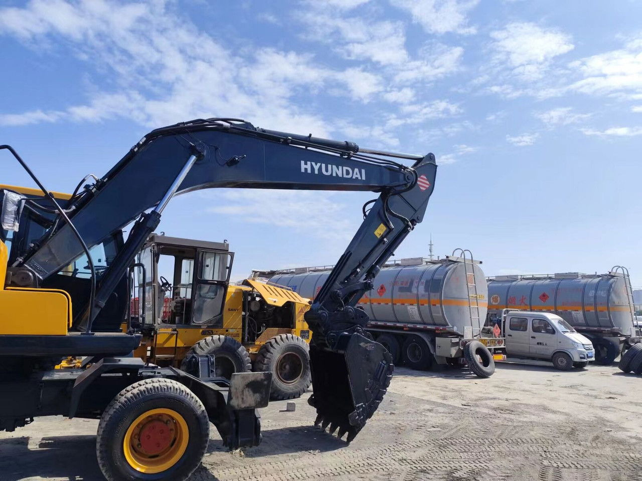 Hyundai R210-7 - Wheel excavator: picture 2 Hyundai R210-7 - Wheel excavator: picture 2