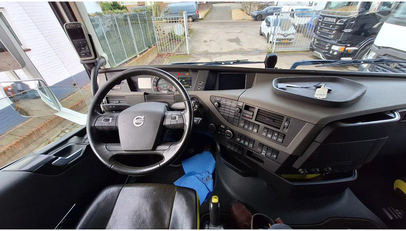 Interior photo 2: Tractor unit Volvo FH 16.750 FH16.750