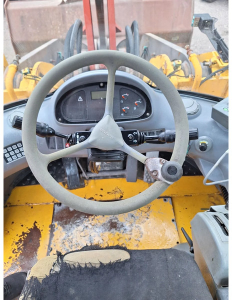Wheel loader Volvo L220D: picture 15