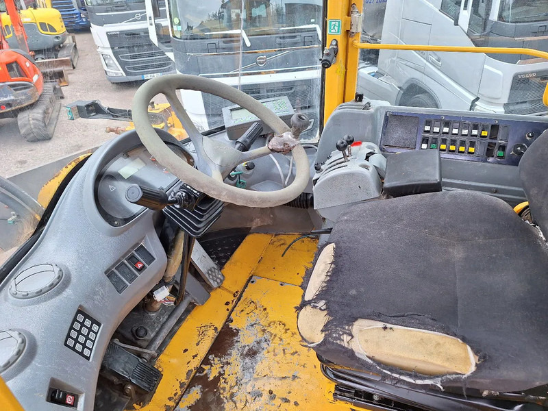 Wheel loader Volvo L220D: picture 13