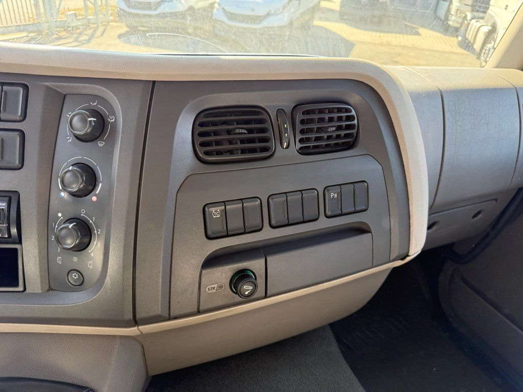 Box truck DAF LF250 EURO 6: picture 16