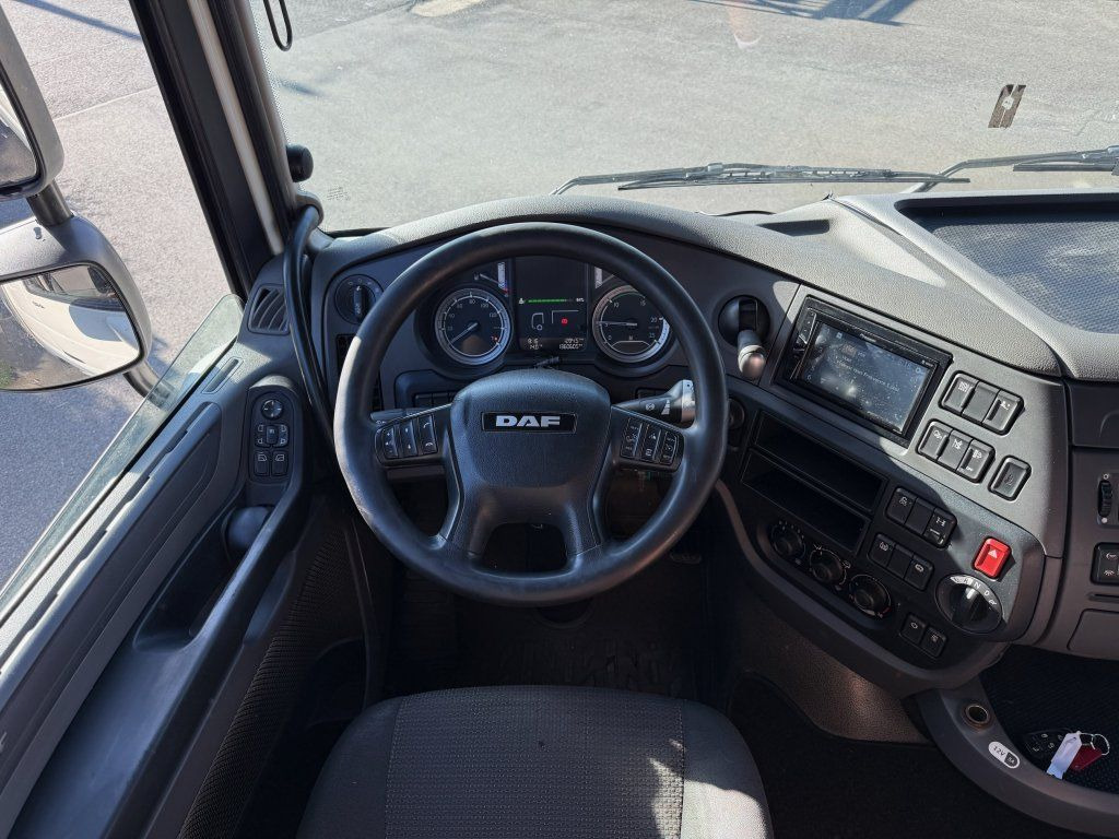 Curtainsider truck DAF XF440 EURO 6 6x2: picture 13