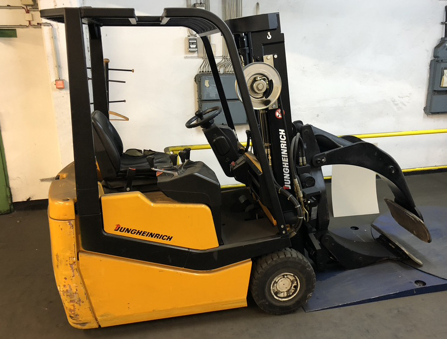 Three-wheel electric front loader Jungheinrich EFG DF 15 with duplex mast and Meyer roller clamp - Electric forklift: picture 1 Three-wheel electric front loader Jungheinrich EFG DF 15 with duplex mast and Meyer roller clamp - Electric forklift: picture 1