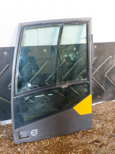 Excavator Door - Door and parts for Excavator: picture 1 Excavator Door - Door and parts for Excavator: picture 1