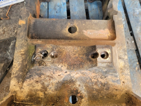 Claas Ares 500, 600, 800 Series 656 Rx Rz Front Axle Support Bolster 7700098196 - Suspension: picture 3 Claas Ares 500, 600, 800 Series 656 Rx Rz Front Axle Support Bolster 7700098196 - Suspension: picture 3