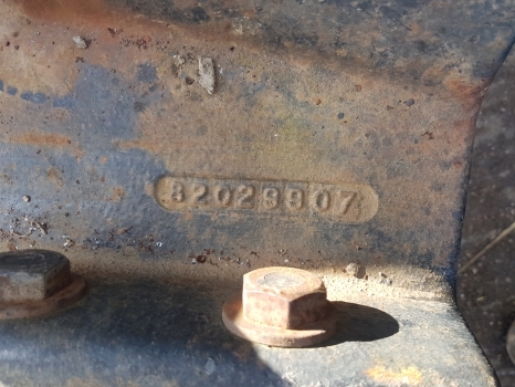 New Holland Case Ts115a Delta Front Weight Carrier 82029907, 82029908 - Counterweight for Farm tractor: picture 2 New Holland Case Ts115a Delta Front Weight Carrier 82029907, 82029908 - Counterweight for Farm tractor: picture 2