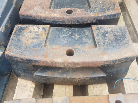 New Holland Tm, Ts, 60 Series Main Weight Carrier Block 82026907, 82014593 - Counterweight for Agricultural machinery: picture 1 New Holland Tm, Ts, 60 Series Main Weight Carrier Block 82026907, 82014593 - Counterweight for Agricultural machinery: picture 1
