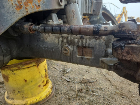 Valtra T174ea Dana Spicer 740/560 Front Axle Housing Rhs 755.01.059.61, 755.01.759.01 - Front axle for Agricultural machinery: picture 2 Valtra T174ea Dana Spicer 740/560 Front Axle Housing Rhs 755.01.059.61, 755.01.759.01 - Front axle for Agricultural machinery: picture 2