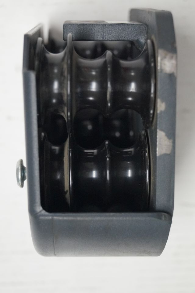 Jungheinrich 51160772 | Block rollor Hose guide for ETV from year 2003 till 2011 - Hydraulics for Material handling equipment: picture 4 Jungheinrich 51160772 | Block rollor Hose guide for ETV from year 2003 till 2011 - Hydraulics for Material handling equipment: picture 4