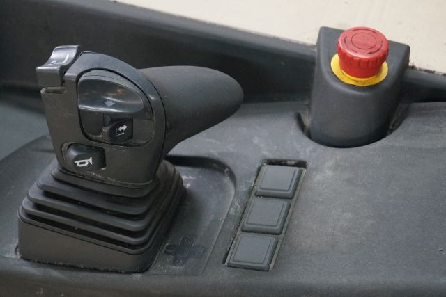 Jungheinrich 51186819 | Dashboard right incl. noodstop schakelaar Emergency disc - Dashboard for Material handling equipment: picture 2 Jungheinrich 51186819 | Dashboard right incl. noodstop schakelaar Emergency disc - Dashboard for Material handling equipment: picture 2