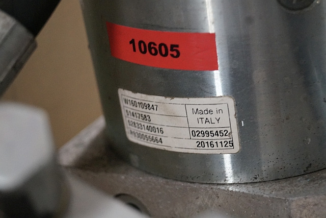 Jungheinrich 51417583 | Pumpmotor with tank and valve block 24V 2,2KW code R9320 - Hydraulic pump for Material handling equipment: picture 2 Jungheinrich 51417583 | Pumpmotor with tank and valve block 24V 2,2KW code R9320 - Hydraulic pump for Material handling equipment: picture 2