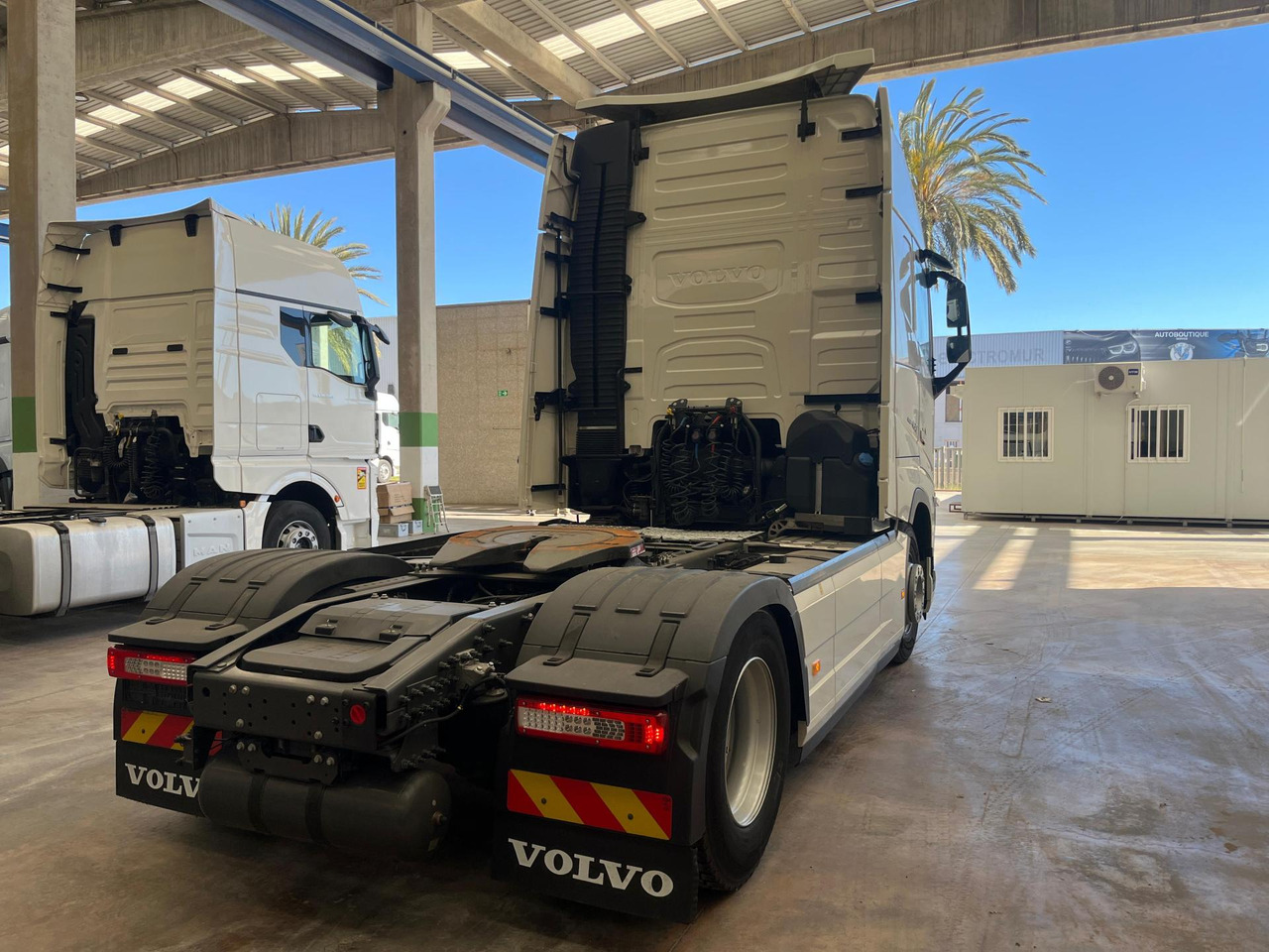 Volvo FH 460 Globetrotter XL i-Save I-ParkCool - Tractor unit: picture 4 Volvo FH 460 Globetrotter XL i-Save I-ParkCool - Tractor unit: picture 4