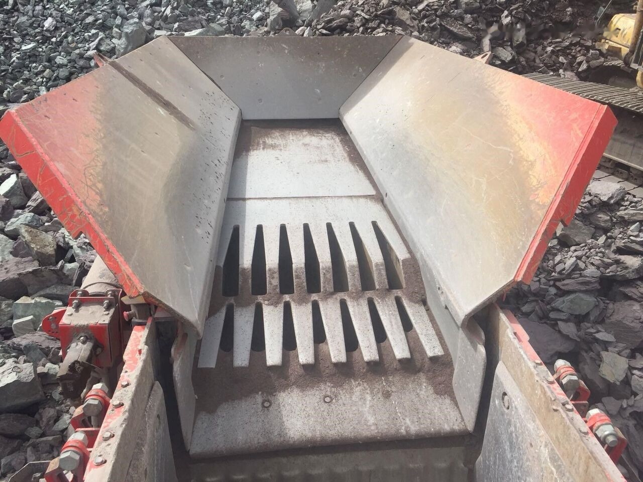 Sandvik QJ341 Mobile Crushing Plant - Mobile crusher: picture 3 Sandvik QJ341 Mobile Crushing Plant - Mobile crusher: picture 3