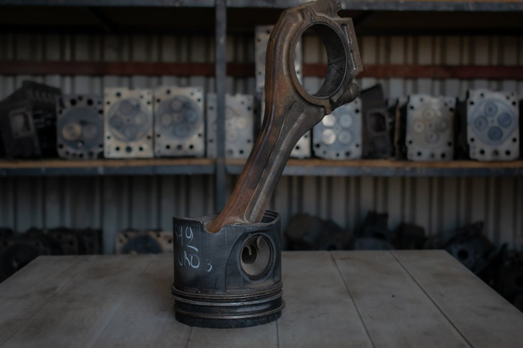 MERCEDES-BENZ ACTROS 8 CYLINDER WITH ENGINE CODE OM542 - EURO V - Connecting rod for Truck: picture 2 MERCEDES-BENZ ACTROS 8 CYLINDER WITH ENGINE CODE OM542 - EURO V - Connecting rod for Truck: picture 2