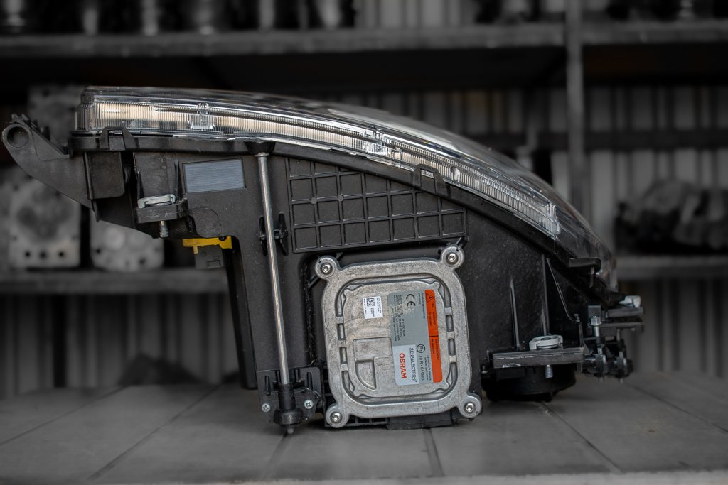 MERCEDES-BENZ ACTROS MP IV XENON LIGHTS - EURO VI - DRIVER - Lights/ Lighting for Truck: picture 3 MERCEDES-BENZ ACTROS MP IV XENON LIGHTS - EURO VI - DRIVER - Lights/ Lighting for Truck: picture 3