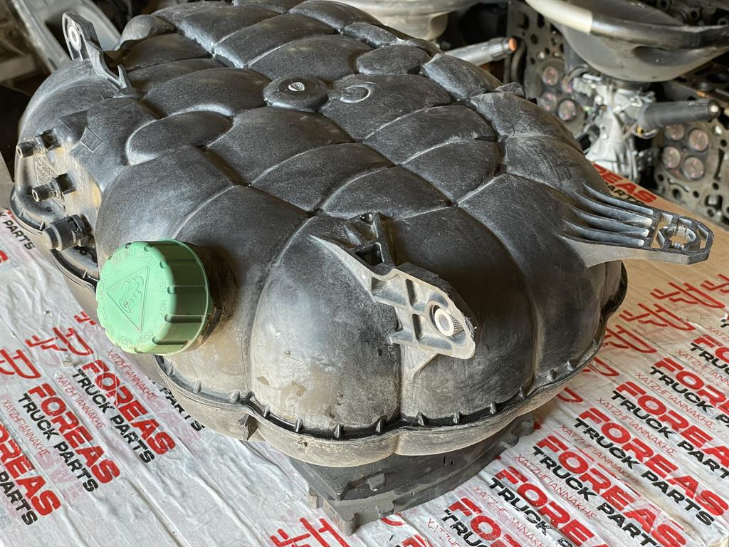 MERCEDES-BENZ ACTROS MP4 ZGS 004 - A 960 501 7903 - Expansion tank for Truck: picture 3 MERCEDES-BENZ ACTROS MP4 ZGS 004 - A 960 501 7903 - Expansion tank for Truck: picture 3