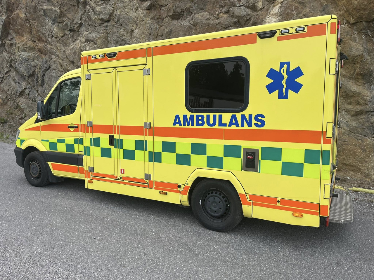 MERCEDES-BENZ Sprinter 319 - AMBULANCE / Krankenwagen / швидка допомога - Ambulance: picture 3 MERCEDES-BENZ Sprinter 319 - AMBULANCE / Krankenwagen / швидка допомога - Ambulance: picture 3