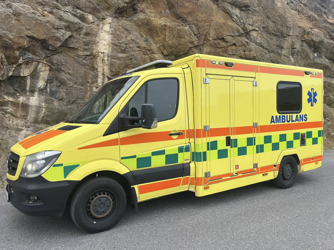 MERCEDES-BENZ Sprinter 319 - AMBULANCE / Krankenwagen / швидка допомога - Ambulance: picture 1 MERCEDES-BENZ Sprinter 319 - AMBULANCE / Krankenwagen / швидка допомога - Ambulance: picture 1