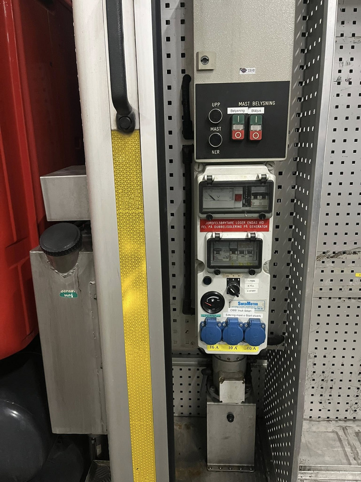 SCANIA P94GB 4x2 NZ310 - Fire engine - Fire truck: picture 3 SCANIA P94GB 4x2 NZ310 - Fire engine - Fire truck: picture 3