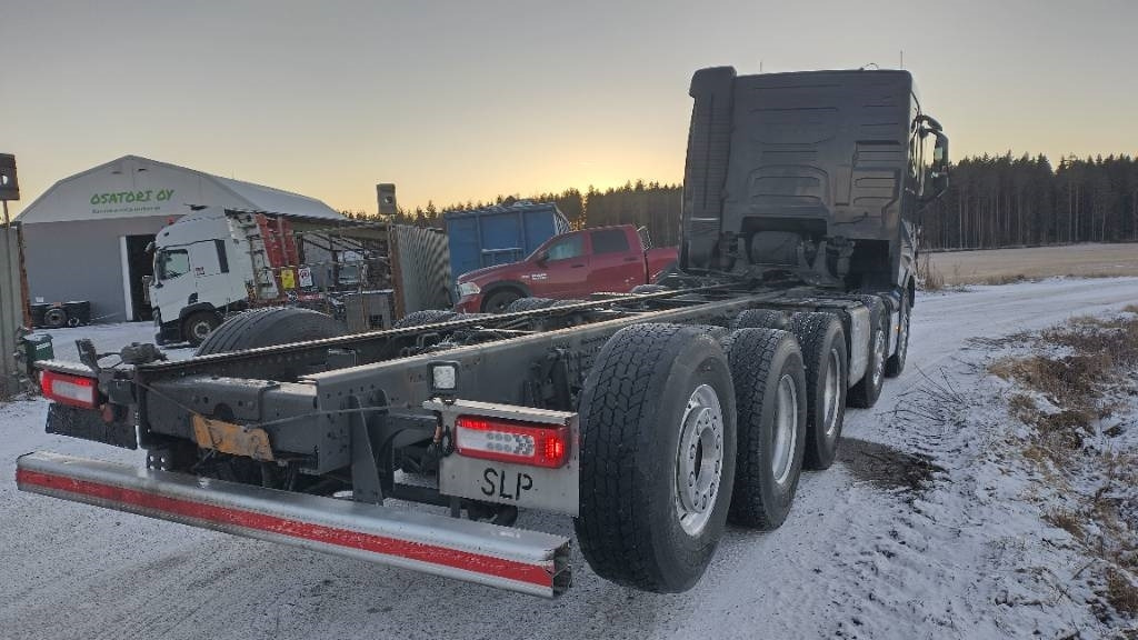 Volvo FH750 10*4 alusta,täysilmajouset - Cab chassis truck: picture 3 Volvo FH750 10*4 alusta,täysilmajouset - Cab chassis truck: picture 3