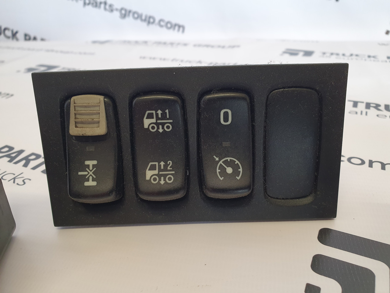 SCANIA SCANIA EURO3 P, G, R, T series headlights switch, dashboard, control panel 1540672, 1900316, 2252075, 2426881, 2001451, 2252076, 1900317, 2426882, 2001452; switch, front fog light, daytime running lig - Cab and interior for Truck: picture 3 SCANIA SCANIA EURO3 P, G, R, T series headlights switch, dashboard, control panel 1540672, 1900316, 2252075, 2426881, 2001451, 2252076, 1900317, 2426882, 2001452; switch, front fog light, daytime running lig - Cab and interior for Truck: picture 3