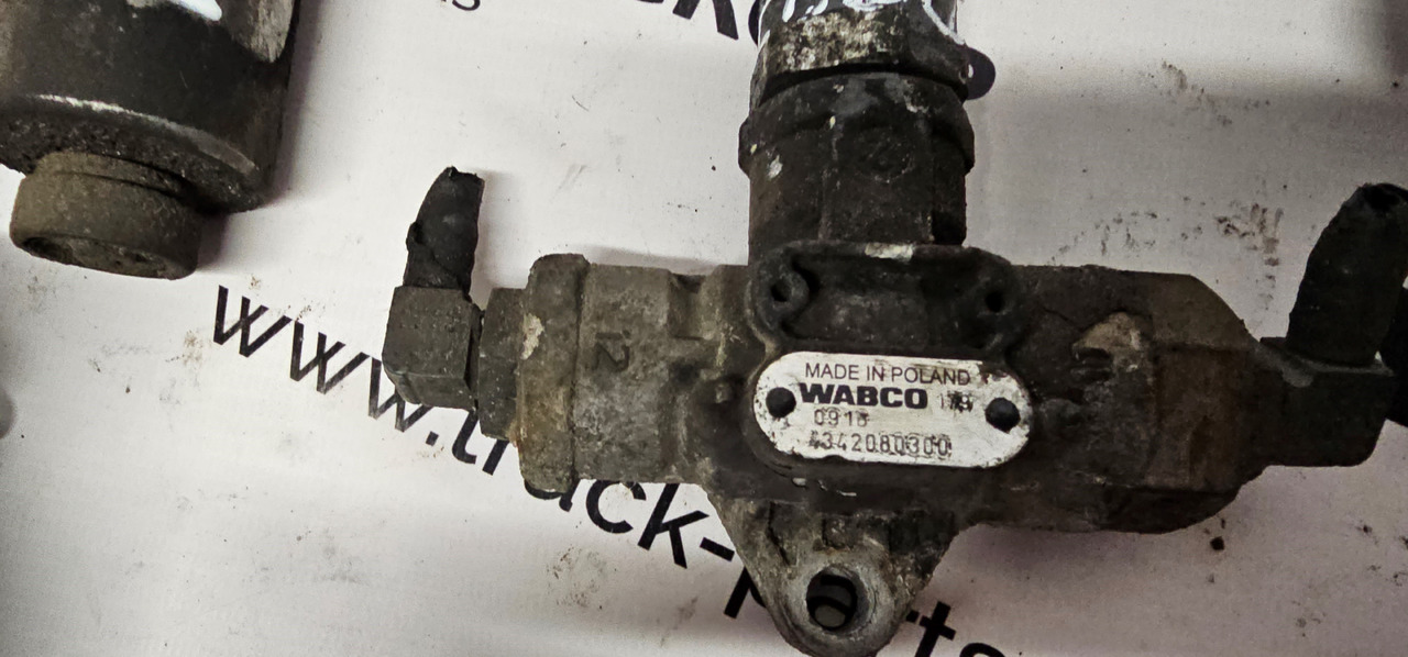 DAF DAF XF, CF, 106XF EURO6 emission various pneumatic valves units 4721726260, 4480650801, DJ76C091C9, K105481, 4342080300, 1330025, 41026587, 5010347978, 1738496, 1315509, 1197581, 41197581, 1980680, 23 - Spare parts: picture 2 DAF DAF XF, CF, 106XF EURO6 emission various pneumatic valves units 4721726260, 4480650801, DJ76C091C9, K105481, 4342080300, 1330025, 41026587, 5010347978, 1738496, 1315509, 1197581, 41197581, 1980680, 23 - Spare parts: picture 2