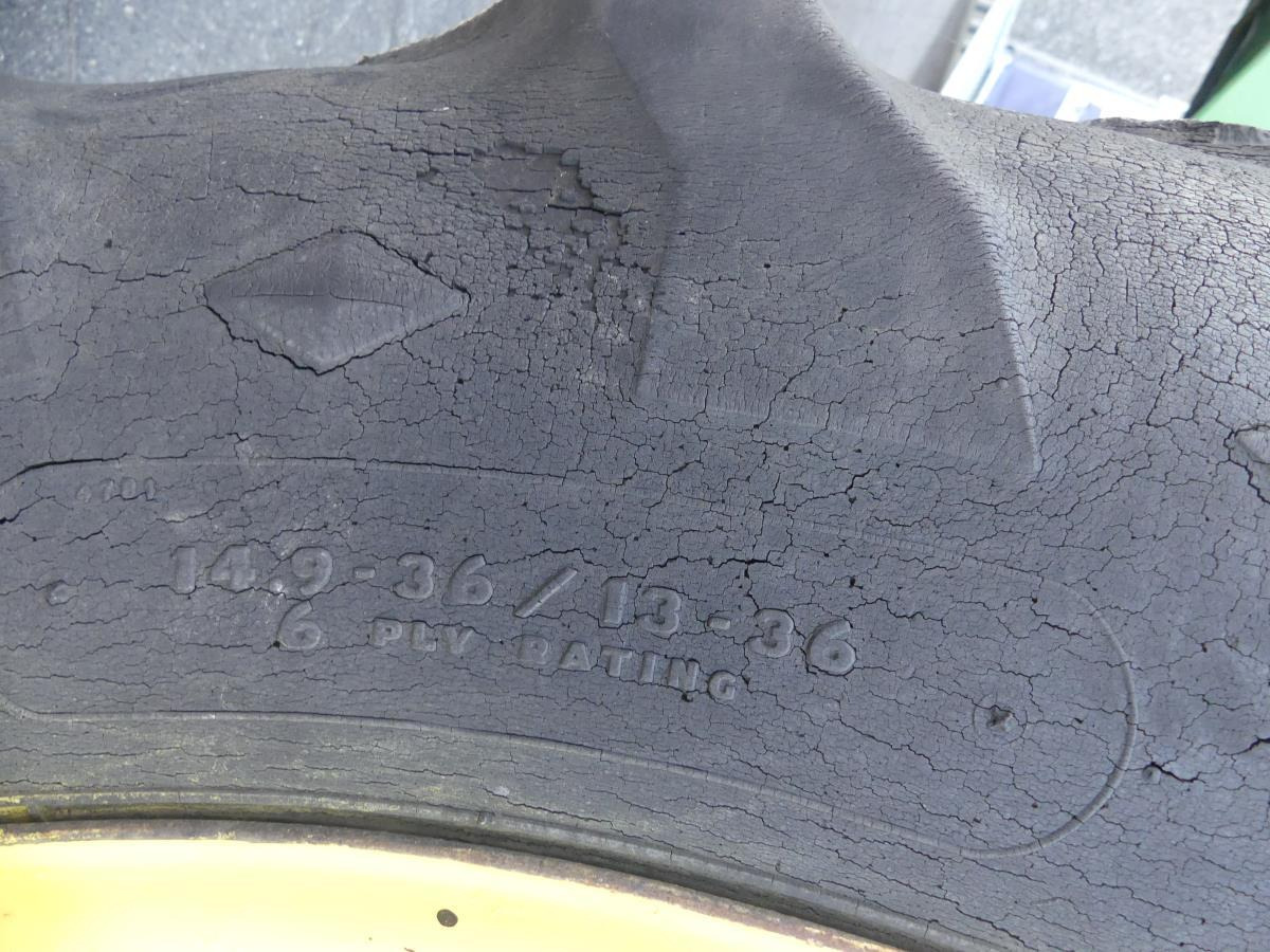Farm tractor John-Deere 730: picture 21