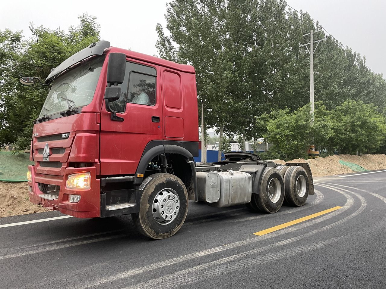 HOWO TRACTOR 6X4 SINOTRUCK 371HP - Tractor unit: picture 1 HOWO TRACTOR 6X4 SINOTRUCK 371HP - Tractor unit: picture 1