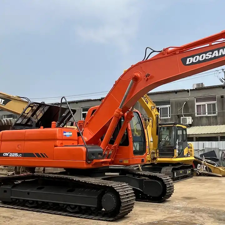 90% new Used Doosan dx225 excavator on sale with manual engine made in Korea - Crawler excavator: picture 2 90% new Used Doosan dx225 excavator on sale with manual engine made in Korea - Crawler excavator: picture 2