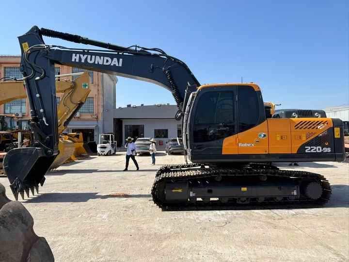 Cheap Price Original Used Hyundai 220 Excavator Hyundai 220LC-9s 220lc Excavator for Sale in Stock Secondhand Digger - Excavator: picture 3 Cheap Price Original Used Hyundai 220 Excavator Hyundai 220LC-9s 220lc Excavator for Sale in Stock Secondhand Digger - Excavator: picture 3