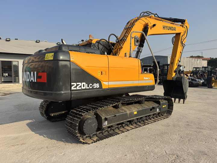 Original Used Korea 22ton Hyundai 220lc-9s Excavator for Sale in Good Condition and Low Working Time - Crawler excavator: picture 4 Original Used Korea 22ton Hyundai 220lc-9s Excavator for Sale in Good Condition and Low Working Time - Crawler excavator: picture 4
