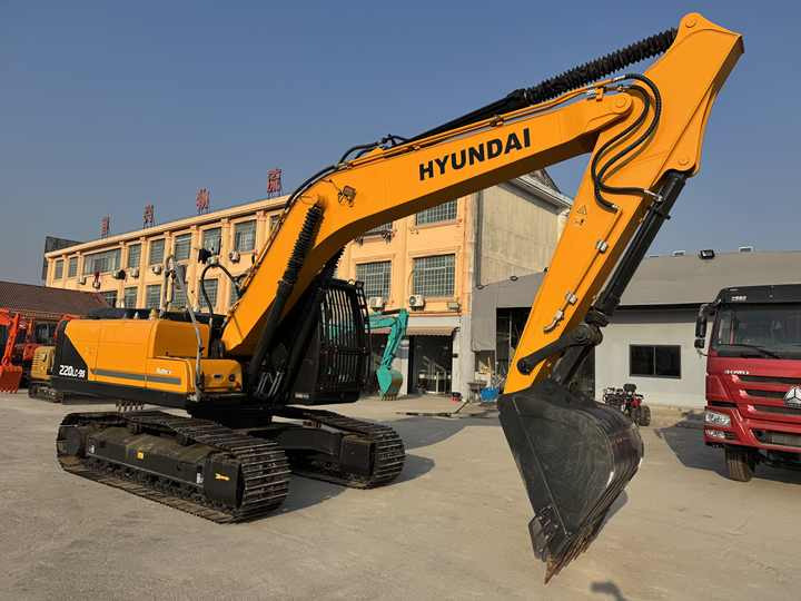 Original Used Korea 22ton Hyundai 220lc-9s Excavator for Sale in Good Condition and Low Working Time - Crawler excavator: picture 3 Original Used Korea 22ton Hyundai 220lc-9s Excavator for Sale in Good Condition and Low Working Time - Crawler excavator: picture 3
