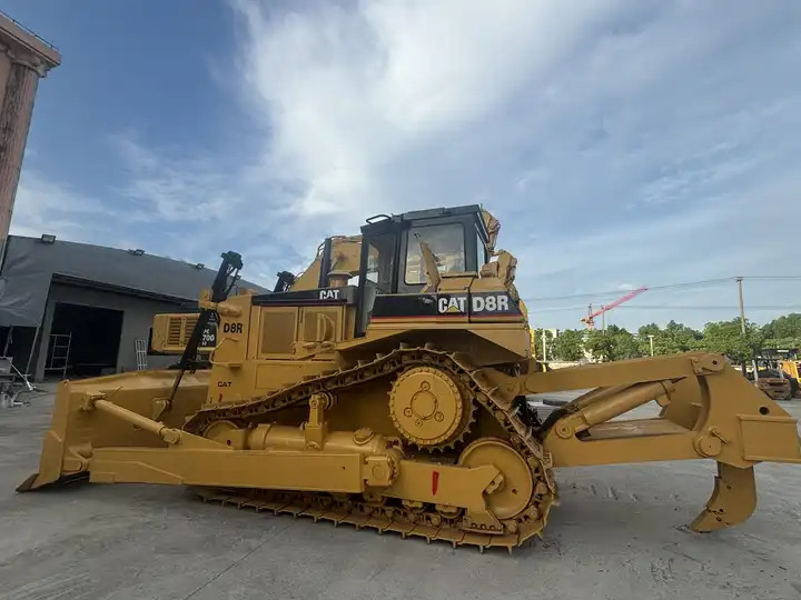 Used CAT D8R bulldozer in good condition for sale - Bulldozer: picture 3 Used CAT D8R bulldozer in good condition for sale - Bulldozer: picture 3