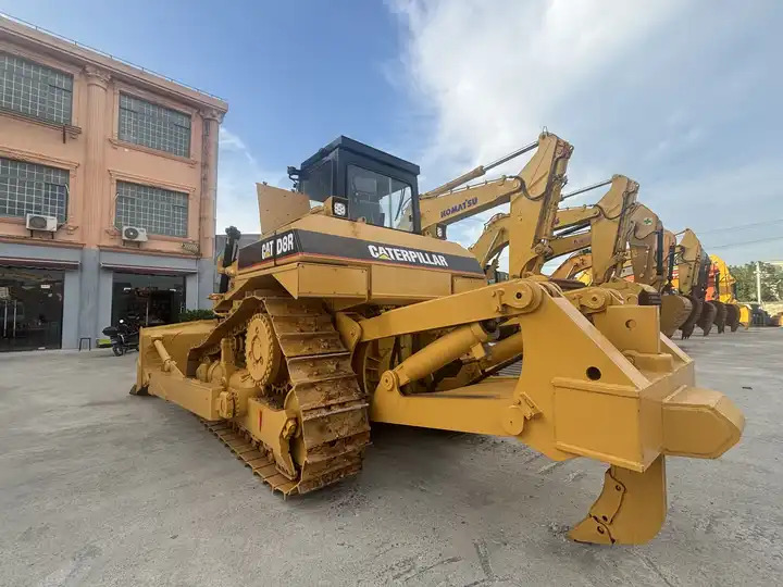 Used Caterpillar bulldozer CAT D8R on sale - Bulldozer: picture 4 Used Caterpillar bulldozer CAT D8R on sale - Bulldozer: picture 4